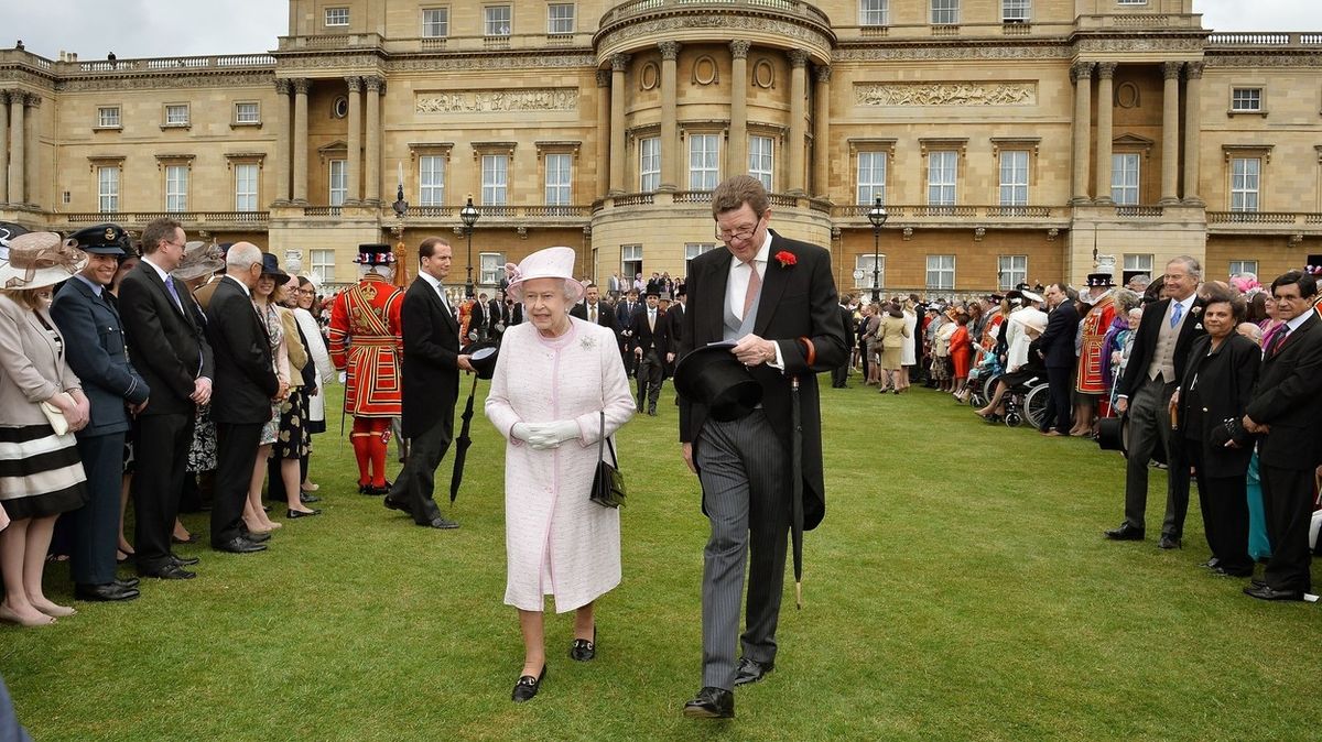 Královna Alžběta se pustila do práce, rozloučila se s lordem komořím